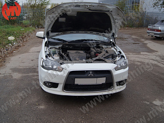 Упор капота Mitsubishi Lancer X