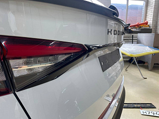 Ресничка между задних фонарей для Skoda Kodiaq (2016-2024) под покраску
