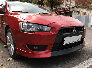 Средняя вставка между передними клыками широкая Mitsubishi Lancer X (2007-2016)