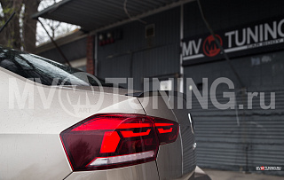 BLACKOUT EDITION. Лип спойлер крашенный Черный глянец для VW Polo Liftback 2020 - 2023 + УСТАНОВОЧНЫЙ КОМПЛЕКТ