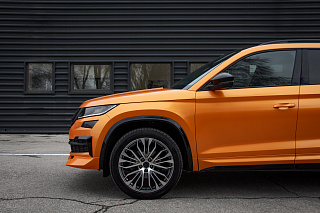 BLACKOUT EDITION. Канарды (накладки над птф) крашенные Черный глянец для Skoda Kodiaq (2016-2021)