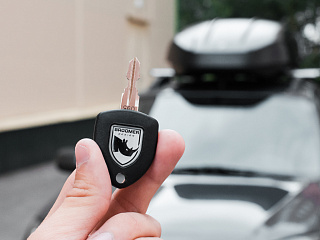 Автобокс Broomer Venture L (430л) с системой Fast Mount (Чёрный глянец)